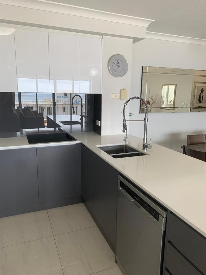 Stunning 2 Bedroom Ocean View Apartment 골드코스트 외부 사진
