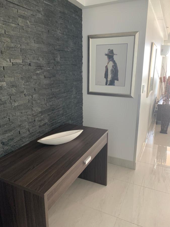 Stunning 2 Bedroom Ocean View Apartment 골드코스트 외부 사진